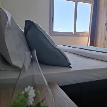 Blue Waves Apartment *